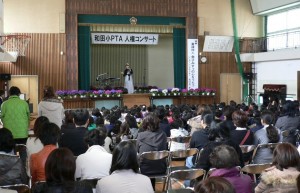 1時４０分開演。保護者の方もとても多く聴きに来てくださいました。「空いろの花」からスタート。学校ではCDをかけてくださっていたので、歌い始めると児童の中には「あ！この歌」というようなリアクションの子供たちも♪