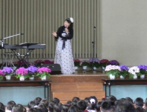 ステージの上と下と両方で歌いました。体育館にはたくさんのお花を飾ってくださいました。