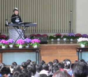 「露」「みんなを好きに」と「大きな古時計」を弾き語りで。