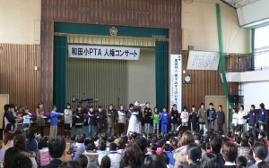 最後は5年生みんなで「私と小鳥と鈴と」を全部手話も取り入れ朗読。３，４人ずつ言葉を分けて朗読していく最後に「みんなちがって、みんないい」という言葉がきたときには、とても感動しました。そして、全校生徒みんな大合唱でした。