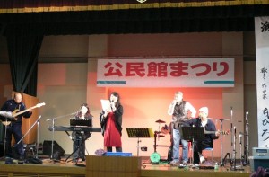 リハーサルのときに急きょきまった共演。明日の午後に出演する「シャイニングボウズ」というバンドと、「卒業写真」を歌うことになりました。西谷村コンサートのときにも共演した方々です♪