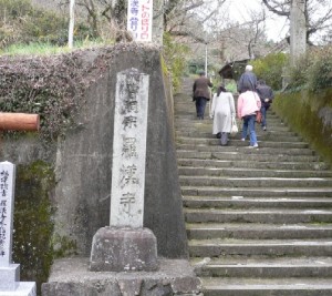 羅漢寺へ向う階段。禅海和尚のお墓もありました。その御影石はなんと山口県の石！ご縁がありますねぇ。