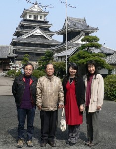中津市でのご縁の原点のKさん（私の左隣）と、いつもコンサートに来てくださるHご夫妻と、中津城をバックに。