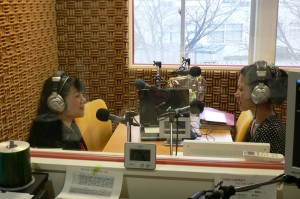 ノースFMでトーク中。中津市でのご縁や金子みすゞさんの詩との出合い、そして明日のコンサートの告知など、中身の濃い熱いトークとなりました。