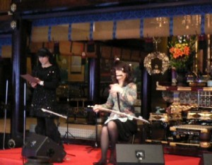 二胡奏者のジャンさんとリハーサル。共演する歌はリハーサルで初合わせですが、これまでにも３回共演したこともあり、息はぴったり。