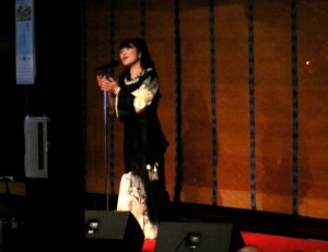 鯨法会→さびしいとき→星とたんぽぽ→大漁→ただ念仏して→明るい方へ→私と小鳥と鈴と。の順番で歌いました。手話も皆さんと一緒に。歌声も大きく聴こえてきて嬉しかったです。