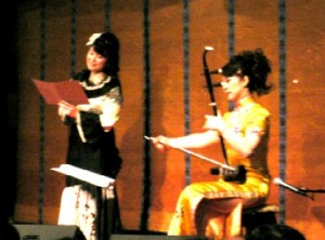 ジャンさんと仏教讃歌「しんらんさま」「念仏」を演奏。