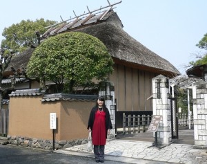 福沢諭吉記念館へ。「漢字にはふりがなをつけて書物を書いていた福沢諭吉さんは、誰もが読みやすくするため、という優しさがありました。偉人に共通していることは、『難しいことを易しく伝えること』です。金子みすゞさんも、そうですね。