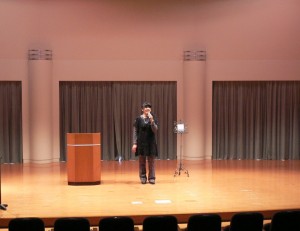 リハーサルの様子。昨年は新入生として参加していた学生が今日は音響や照明の操作を手伝ってくれました。そういった再会は嬉しいものです。