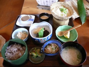九重町飯田高原の「エルランチョグランデ」すぐ近くのお食事処「さくら草」にて。お豆腐のコース料理。とーっても美味しく、体にとっても優しいお味で感動ものでした。写真で伝わらない感動具合が残念なくらい。