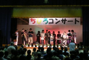 今回の目玉は「風薫るふるさと」の大合唱。ステージにケーナ奏者のリチャードさんをお迎えし、地元の皆さんと一緒に演奏。客席からもステージからも、みんなで大きな歌声が会場に響き渡りました。