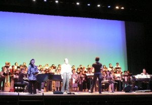 リハーサル風景。フィナーレに全員で歌う「念仏」を大合唱です。