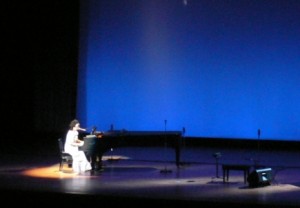 第3部がゲストソロの時間。私は「星とたんぽぽ」「私と小鳥と鈴と」「ただ念仏して」の3曲。そのあとに、二胡のジャンさん。そして「念仏」など仏教讃歌を作曲されている森琢磨さん、オペラ歌手でお寺副住職の花月さんと続きました。