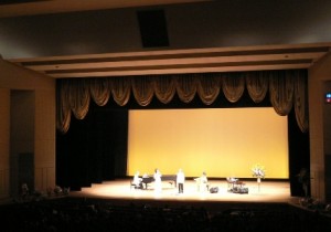 村上智真先生と「大漁」をデュエットで歌いました。二胡も加わり、私がいつも歌う雰囲気とはまた違う演出に。