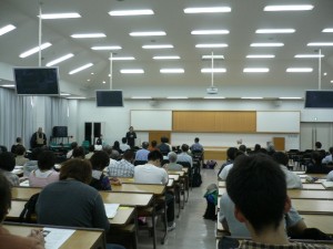 講座の最初は副学長ご挨拶。民俗学ご専門で、中でも女性の衣服についての研究をされているとかで、私の衣装が、母がお嫁入りの時に祖母が仕立てた着物を私がいただいて、それをドレスに仕立てたものだったのでとても興味を持ってくださいました。