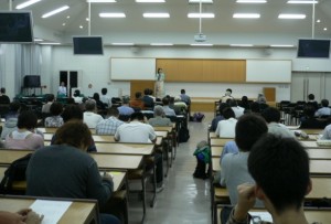 １時間半の公開講座。金子みすゞさんの生い立ちから私が詩と出合ったいきさつ。そしてみすゞさんの詩を通して深く学ぶ心を中心にお話させていただきました。