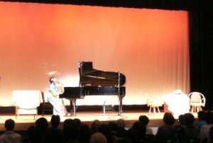 第一部は30分「ちひろコンサート」。金子みすゞさんの詩5曲を歌いました。