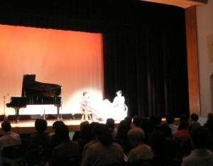 第3部はトークショー。テーブルと椅子をセットしていただき、１５分ほどお話。歌と語りに共通する心、そして言葉の素晴らしさなどについて語りました。