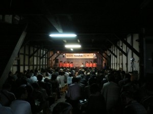 第３部はコーラスの方と一緒に。童謡「ふるさと」は会場の皆さんも大合唱。最後は「明るい方へ」をコーラス方も一緒に歌ってくださり、手拍子で盛り上がりました！アンコールには、弾き語りで「涙そうそう」を歌いました。