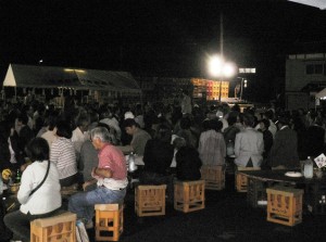 一番準備などで大変だった奥様もご挨拶されました。毎年開催し１５回も続けていらっしゃることは、とてもパワーのいることです。今回も３００人を超える方々が来られ、宇部市長様や様々な地元企業の方々が大勢来られました。