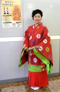 第一部「音楽法要」の衣装「袿姿（うちきすがた）」。初めて着ましたが、とても気持ちが引き締まります。