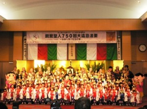 本番前の記念撮影。お稚児さんもこんなに大勢です。