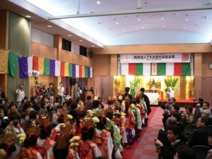 音楽法要本番。お稚児さん入場。