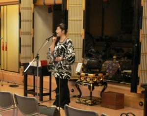 リハーサル中。本堂の広さや天井の高さなどによっていろいろな響きになるので、今日も立ち位置を変更したりして約５０分のリハーサル。