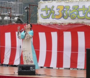 午前１０：３０と午後１：００の２回ミニコンサートをさせていただきました。