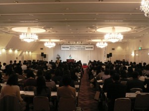 披露宴会場に約２００名の皆様。後ろから見るとこんなに遠いんですね。