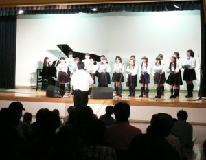 さあ空いろ合唱団です。１曲目は「おそすぎないうちに」の２部合唱。高校１年生の団のリーダーが指揮者です。