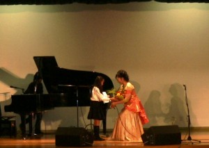 空いろ合唱団からなんと私が花束をいただいてしまいました！「いつもありがとうございます。これからもよろしくお願いします」と、とても丁寧に言ってくれました。感激です！