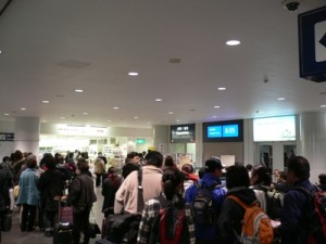 ２階出発口は、こんなに人が！平日なのにびっくりしました。