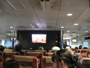 ビートル船内です。前方のテレビでは「釣りバカ日誌」の映画が映っていました