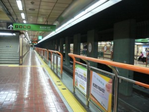 地下鉄ホーム。駅名も全て日本語表記があるので、初めてでもすごくわかりやすい。