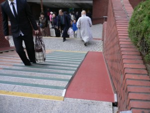 地下鉄駅に続くこの階段ののスロープはなんでしょう。正解は自転車を押すためのスロープ。地下鉄へは自転車ごと乗れるそうです。びっくり！