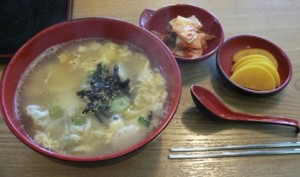 駅のお店でランチタイム。私は韓国の名物の餃子「マンドゥ」がたくさん入ったメニューをいただきました。