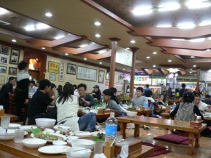 夜９時ごろから主催者の皆様と懇親会へ。韓国を肌で感じるこの空気。