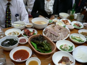 なんと豚足以外の料理は全て前菜でタダ！こんなにたっくさんの料理がタダ！？信じられない。