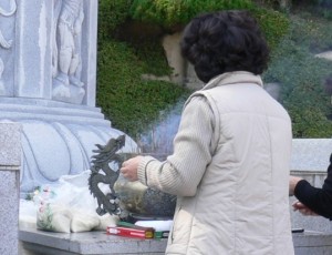 韓国ではお米をお供えすることが多いそうです。