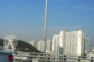 移動中に眺める景色はそりゃもう大都会です。高層ビルマンション群がすごいのなんの。