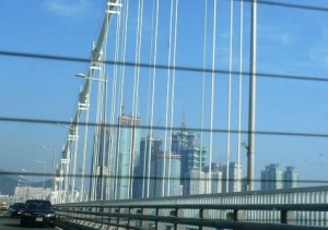 建築中の高層ビル。まだまだいきますか。