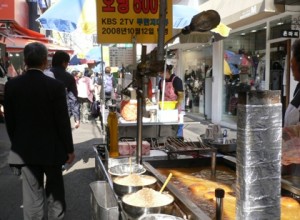 さて、商店街に並ぶ屋台。韓国の名物がずらりで、ワクワクしました！