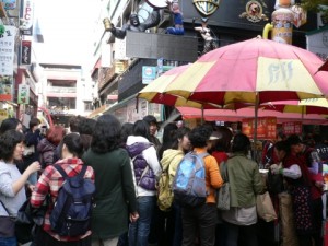 この行列は韓国屋台で一番人気の「ホットク」。小麦粉やトウモロコシの生地に黒砂糖の飴を包んだものでひまわりの種やナッツが入ってとてもおいしい！
