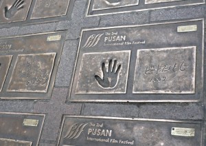 釜山国際映画祭の場所の道路には、手形が。ビートたけしさんのを発見。