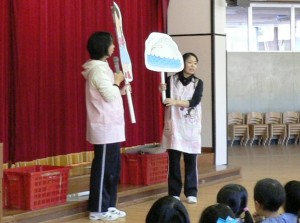 まず先生が金子みすゞさんがどんなところで生まれ、どんな人だったかを説明