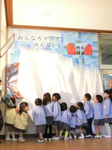 そしてこの日に合わせて制作された、大きな壁絵が披露されました！みんなが自分の笑顔のイラストを描いたものが一つになりました。