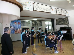 コンサートの最後には、「私と小鳥と鈴と」を先生方の合奏に合わせて、みんなで合唱しました！