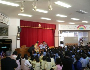 終演後には園児代表のお二人から、花束と、折り紙で綺麗に作ってくれたペンダントをもらいました。