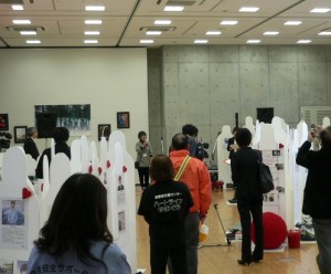 開会式の様子です。東京からお越しくださった鈴木共子さんのご挨拶。山口県内テレビ各局の報道カメラも全員集合です。